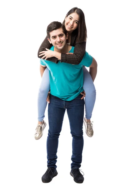 Man geven piggyback rit — Stockfoto