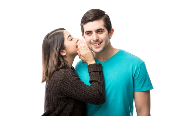 Leuke vrouw fluisteren — Stockfoto