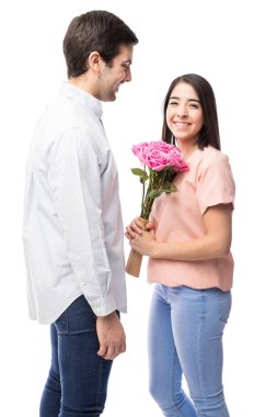 mutlu kız çiçek alma