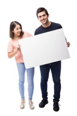 Beyaz işareti tutarak Çift