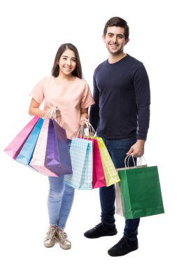 alışveriş yaparken mutlu çift