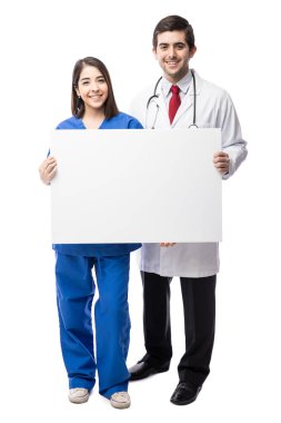 Doktor ve hemşire işaret tutan