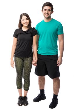 El ele tutuşan çift