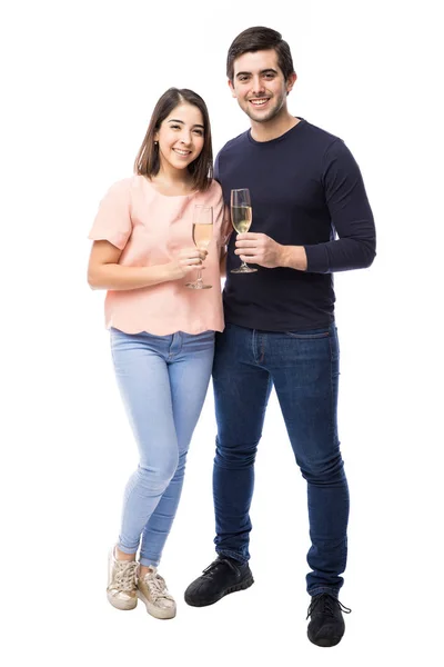 Paar trinkt Champagner — Stockfoto