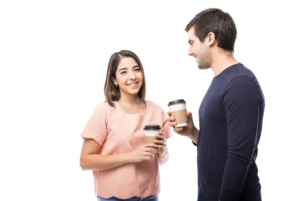 Χαριτωμένο ζευγάρι πίνοντας καφέ — Φωτογραφία Αρχείου