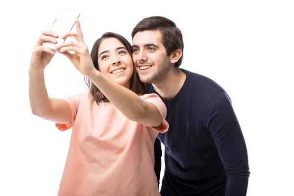 Niedliches Paar macht Selfie — Stockfoto