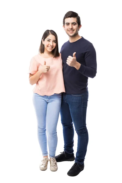 Casal atraente com polegares para cima — Fotografia de Stock