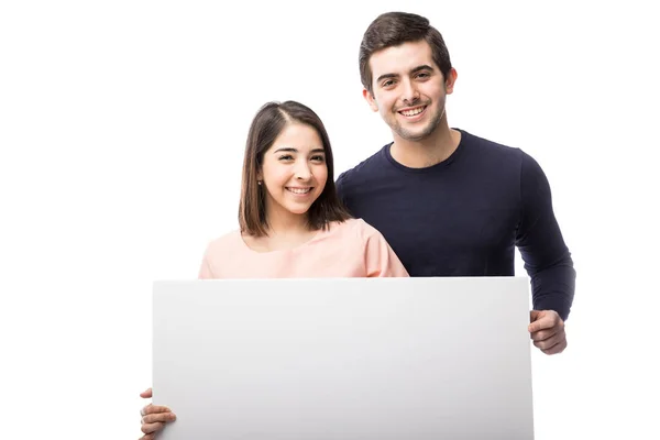 Hermosa pareja sosteniendo signo —  Fotos de Stock