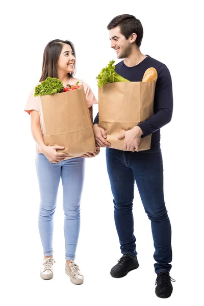 Pareja joven con bolsas de comestibles — Foto de Stock