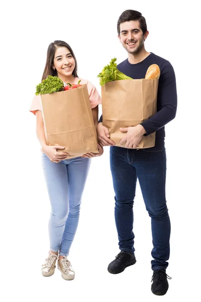 Atractiva pareja comprando comestibles — Foto de Stock