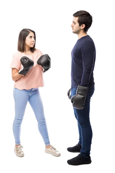 Casal usando luvas de boxe — Fotografia de Stock