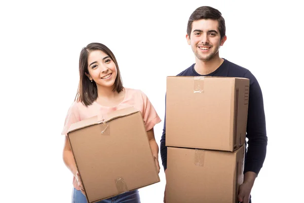 Casal jovem segurando caixas — Fotografia de Stock