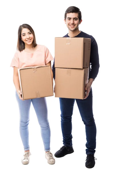 Couple carrying boxes — Stock Photo, Image