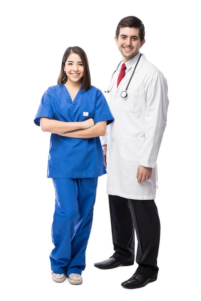 Médico sonriente y enfermera — Foto de Stock