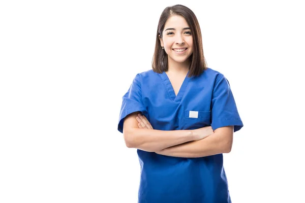 Mladá zdravotní sestra s rukama zkříženýma — Stock fotografie