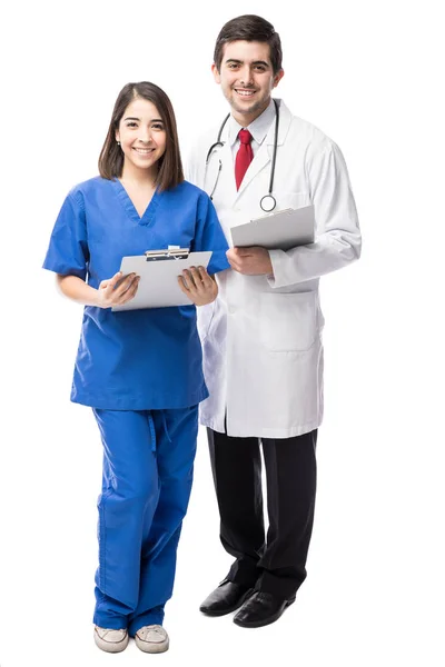 Medicinsk personal kontrollera records — Stockfoto