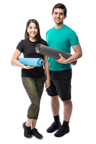 Mladý pár s jóga rohože — Stock fotografie