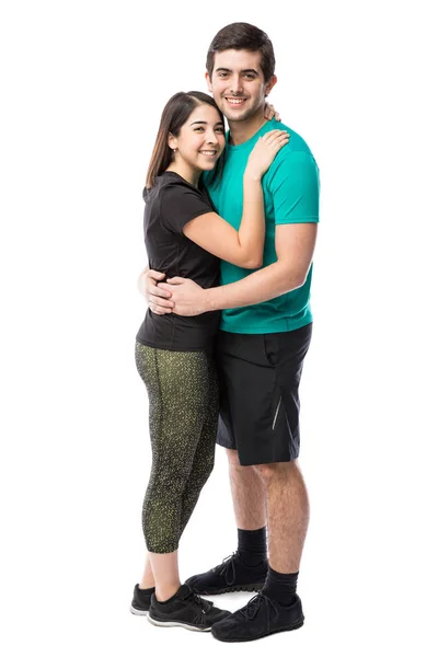 Hispanic paar knuffelen — Stockfoto