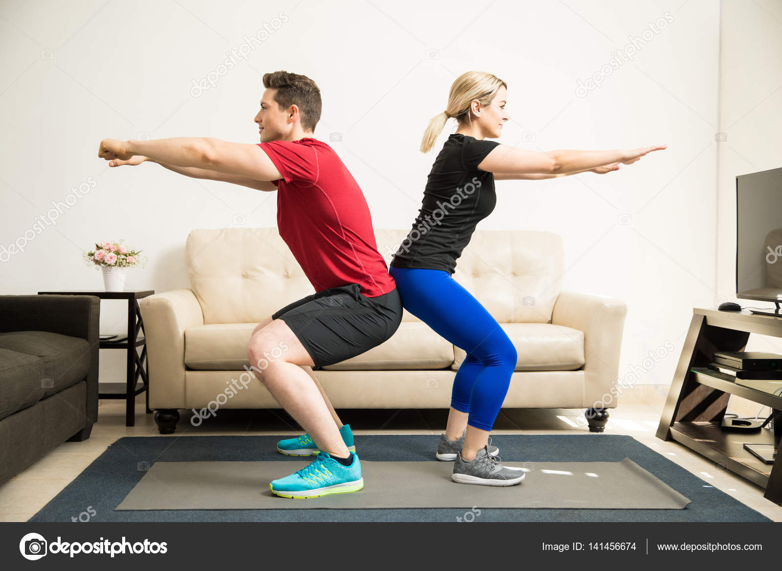 Pareja haciendo sentadillas juntos — Foto de stock #141456674