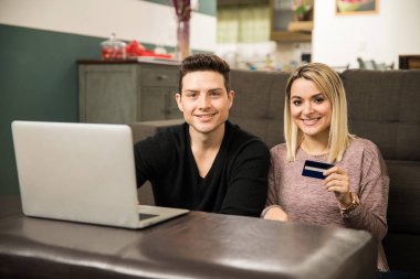 genç bir çift online alışveriş