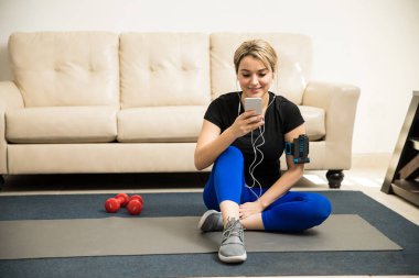 Kadın onun egzersiz için bir şarkı seçimi