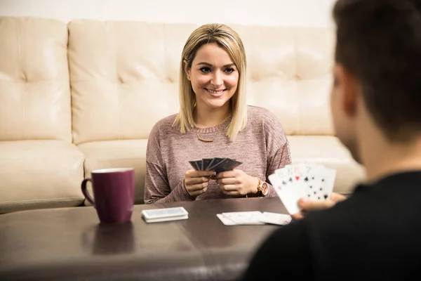 Чоловік грає у карти зі своєю дівчиною — стокове фото