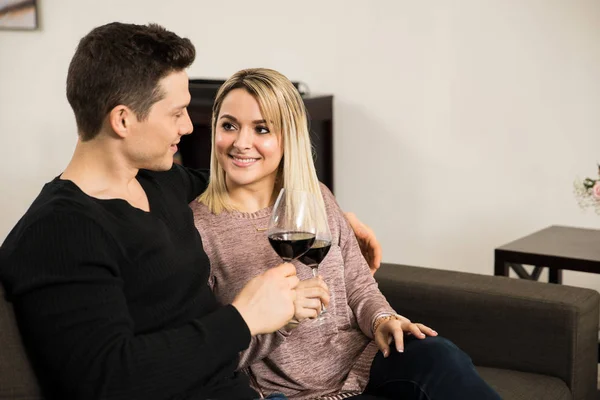 Pareja bebiendo vino — Foto de Stock