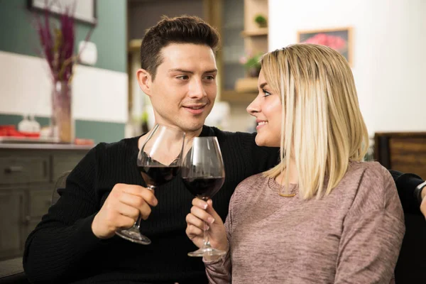 Paar stößt mit Wein an — Stockfoto