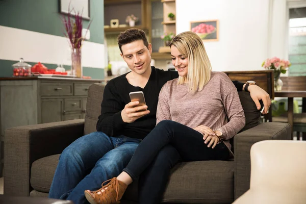 Paar kijken naar een smartphone — Stockfoto