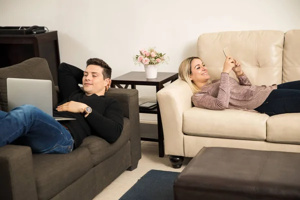 Jovem casal relaxante em casa — Fotografia de Stock