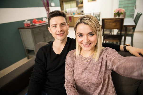 Pareja tomando una selfie — Foto de Stock