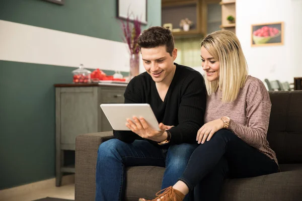 Couple using  tablet — Stock Photo, Image