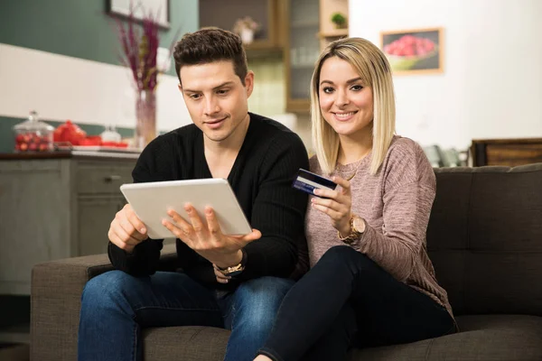 Roztomilý pár rezervace cesty online — Stock fotografie