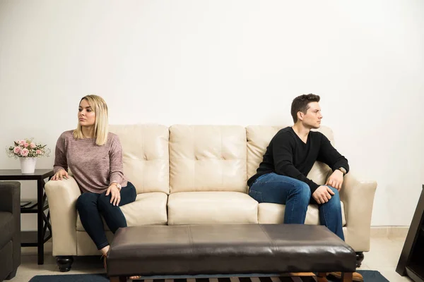 Pareja joven manteniendo distancia — Foto de Stock