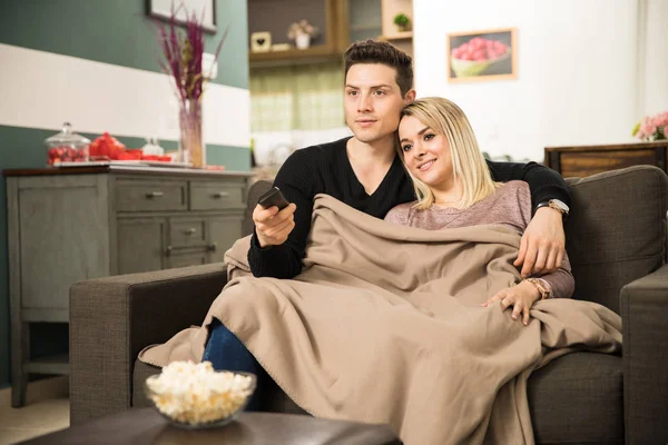 Coppia guardando la tv — Foto Stock