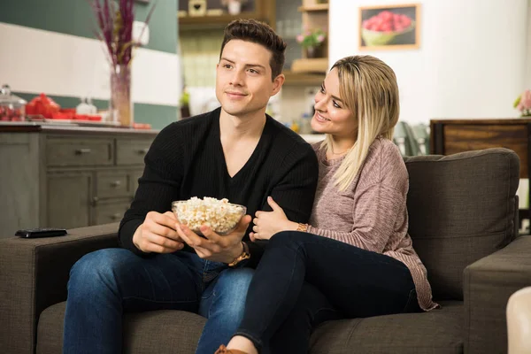 Couple watching film on TV — Stock Photo, Image