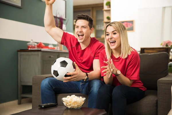 Emocionados aficionados al fútbol viendo juego —  Fotos de Stock