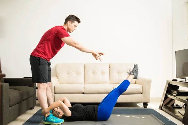 Homem ajudando sua namorada exercício — Fotografia de Stock