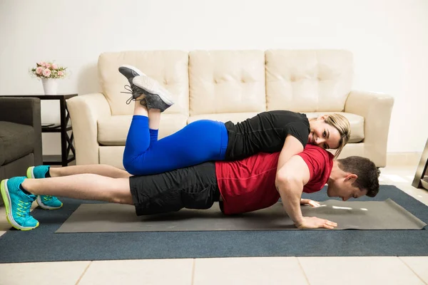 Chica ayudando a novio ejercicio —  Fotos de Stock