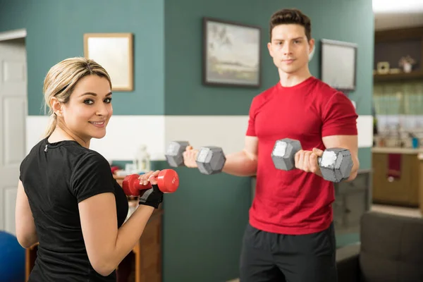 Woman lifting weights with her boyfriend — Stock Photo, Image