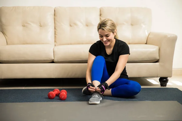 Mujer preparándose para hacer ejercicio — Foto de Stock