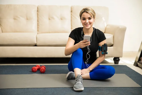 Mujer escuchando música mientras hace ejercicio — Foto de Stock