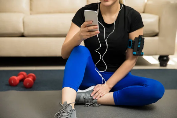 Mujer haciendo ejercicio con música —  Fotos de Stock