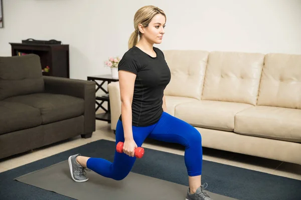 Mujer que usa pesas para hacer ejercicio — Foto de Stock