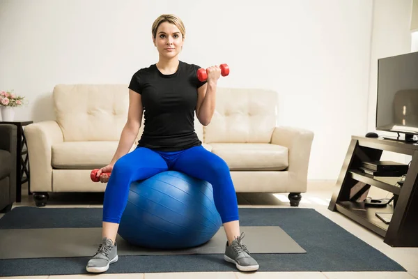 Woman lifting weights at home — Stock Photo, Image