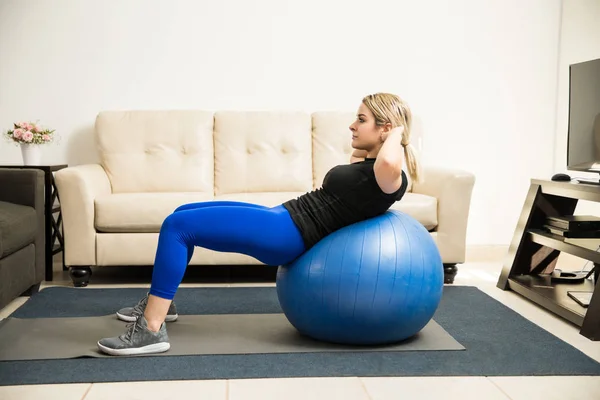 Mulher fazendo crunches em casa — Fotografia de Stock