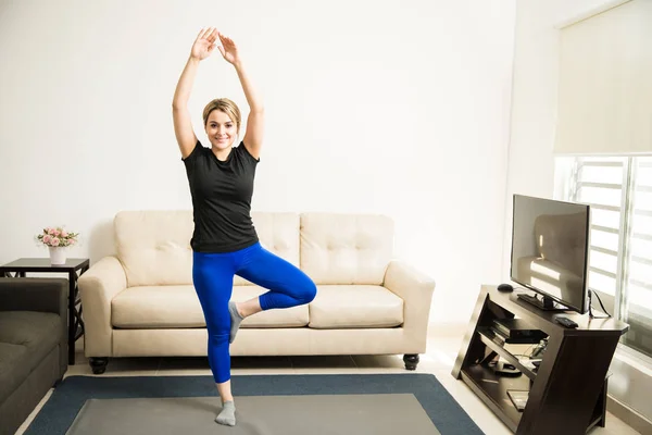 Mujer practicando yoga en casa — Foto de Stock