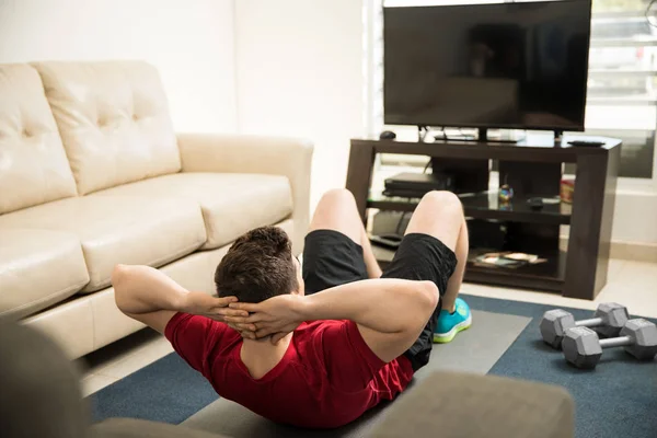Ο άνθρωπος μετά από μια άσκηση ρουτίνας στην τηλεόραση — Φωτογραφία Αρχείου