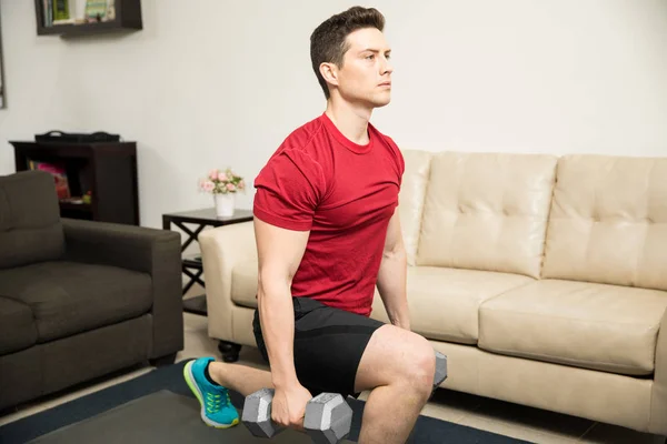 Homem forte fazendo lunges ajoelhados — Fotografia de Stock