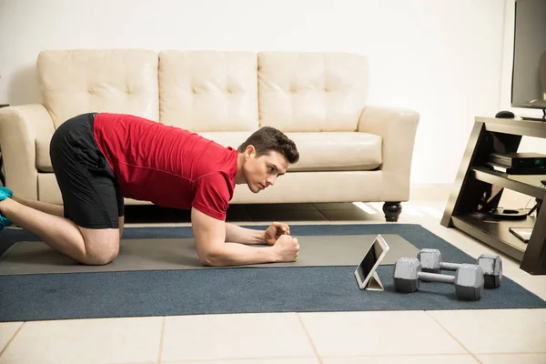 Homme suivant la routine d'entraînement — Photo